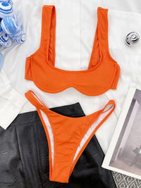 Bikini à armatures brésilien détail en V orange à plat avec bouteilles et magazine, bretelles larges