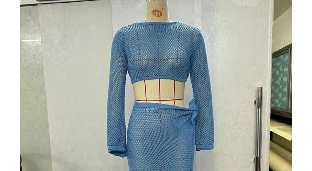 Gros plan sur le haut du ensemble de plage deux pièces en crochet jupe fendue bleu ciel
