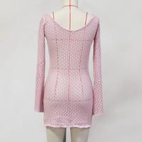 Tunique de plage crochet ajourée rose vue de dos sur mannequin, col en V large et maille ajourée finement tricotée