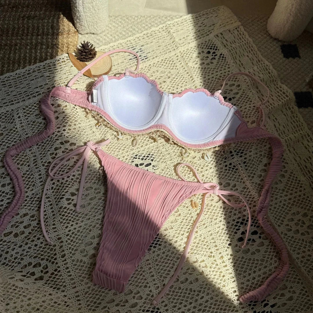 Bikini côtelé à armatures bords festonnés rose vu à plat de l'intérieur, bonnets blancs et perles sur le bord du haut
