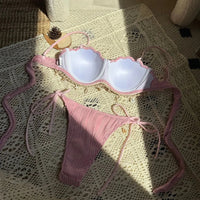 Bikini côtelé à armatures bords festonnés rose vu à plat de l'intérieur, bonnets blancs et perles sur le bord du haut