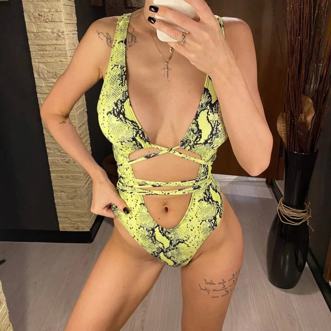 Monokini décolleté plongeant découpe ventre imprimé vert porté de face, motif serpent vert fluo et lacets croisés