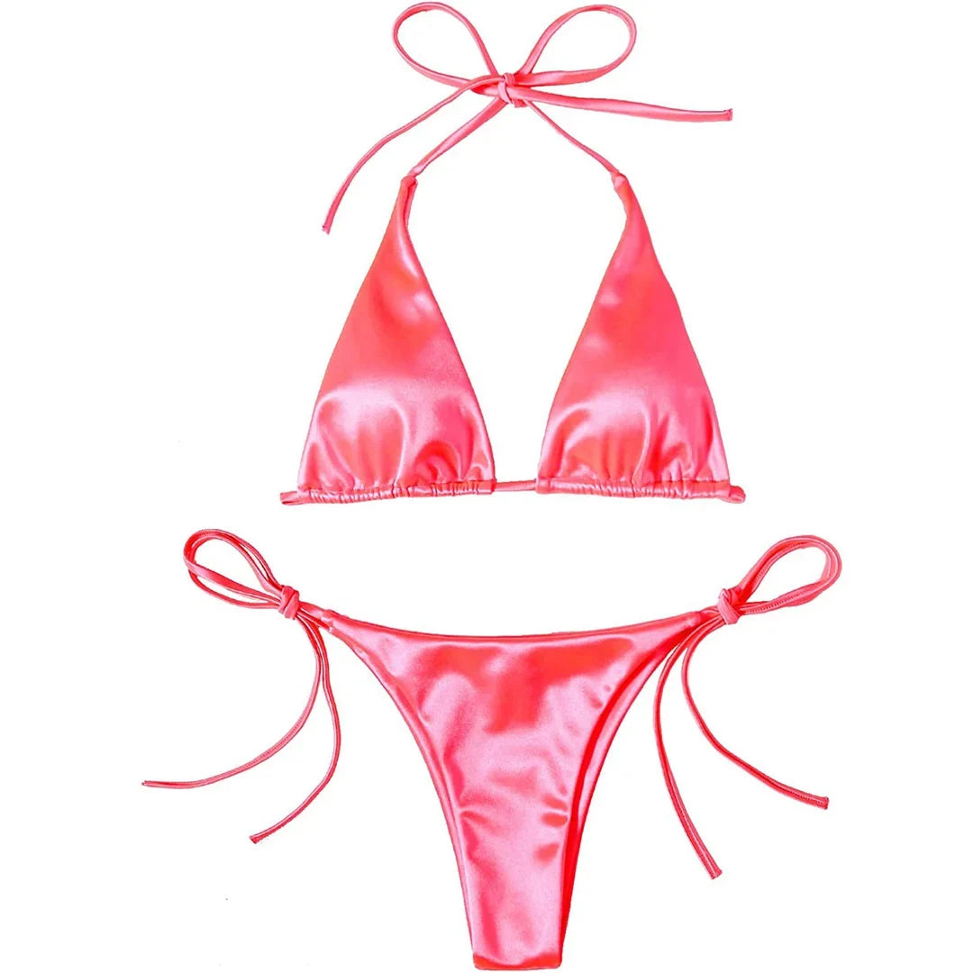 Bikini brésilien satiné rouge pastèque posé à plat sur fond blanc, haut triangle à bretelles de cou et bas à lacets