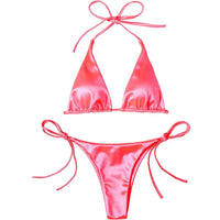 Bikini brésilien satiné rouge pastèque posé à plat sur fond blanc, haut triangle à bretelles de cou et bas à lacets