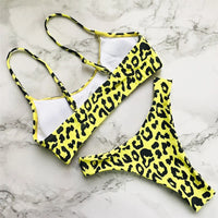 Bikini bralette à bretelles fines imprimé léopard jaune, posé à plat avec son bas assorti