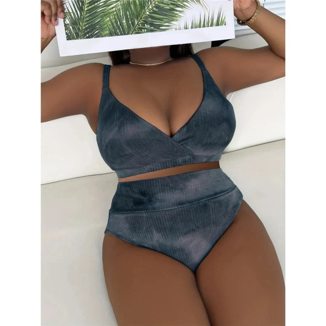 Bikini grande taille noir délavé porté de face, chapeau de paille au-dessus, collier fin et bracelet visibles