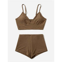 Bikini côtelé taille haute avec bas short marron café posé à plat sur fond blanc, brassière et short côtelé