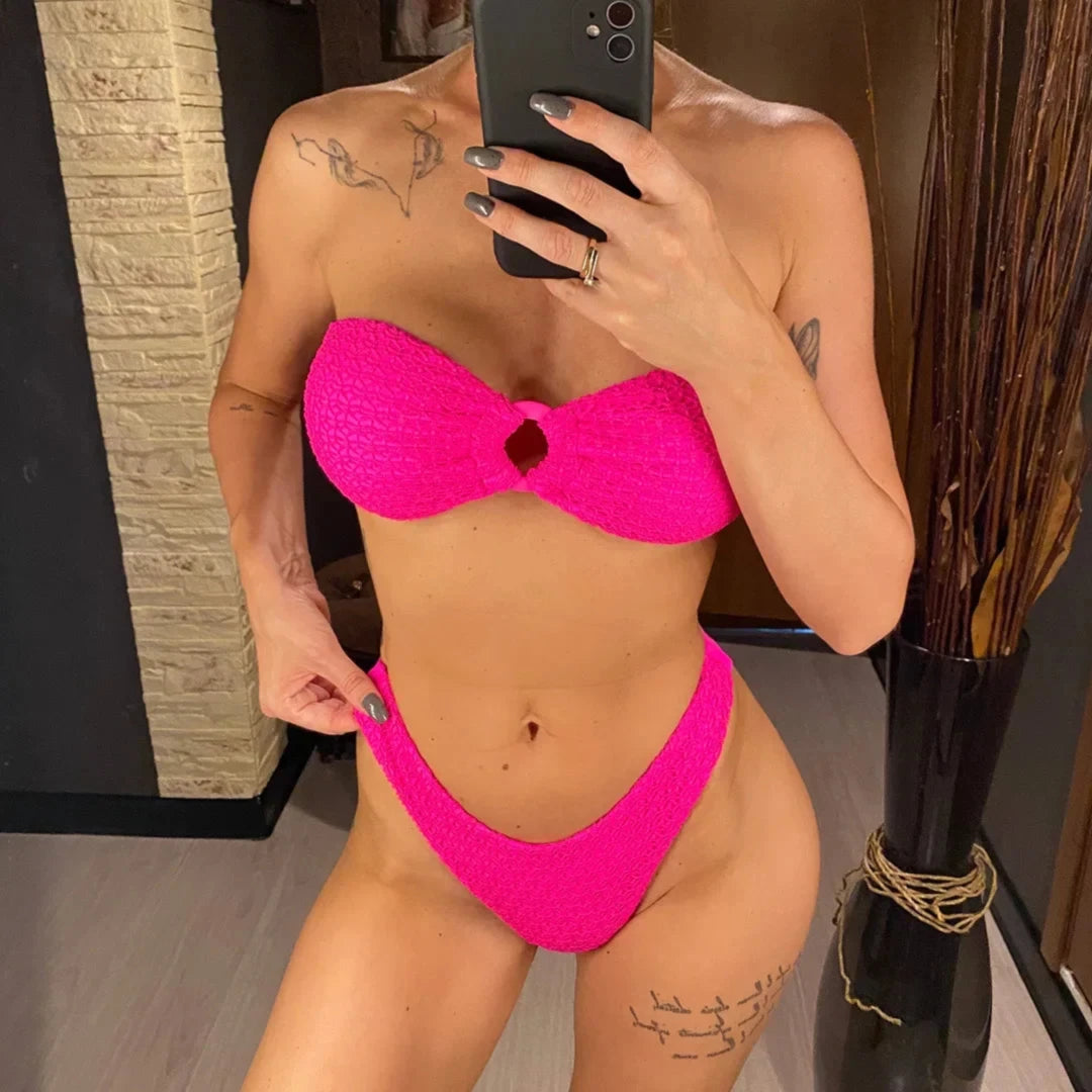 Bikini bandeau froncé rembourré sans armatures rose vif porté de face en selfie, anneau au centre du bandeau
