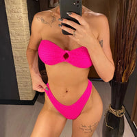 Bikini bandeau froncé rembourré sans armatures rose vif porté de face en selfie, anneau au centre du bandeau
