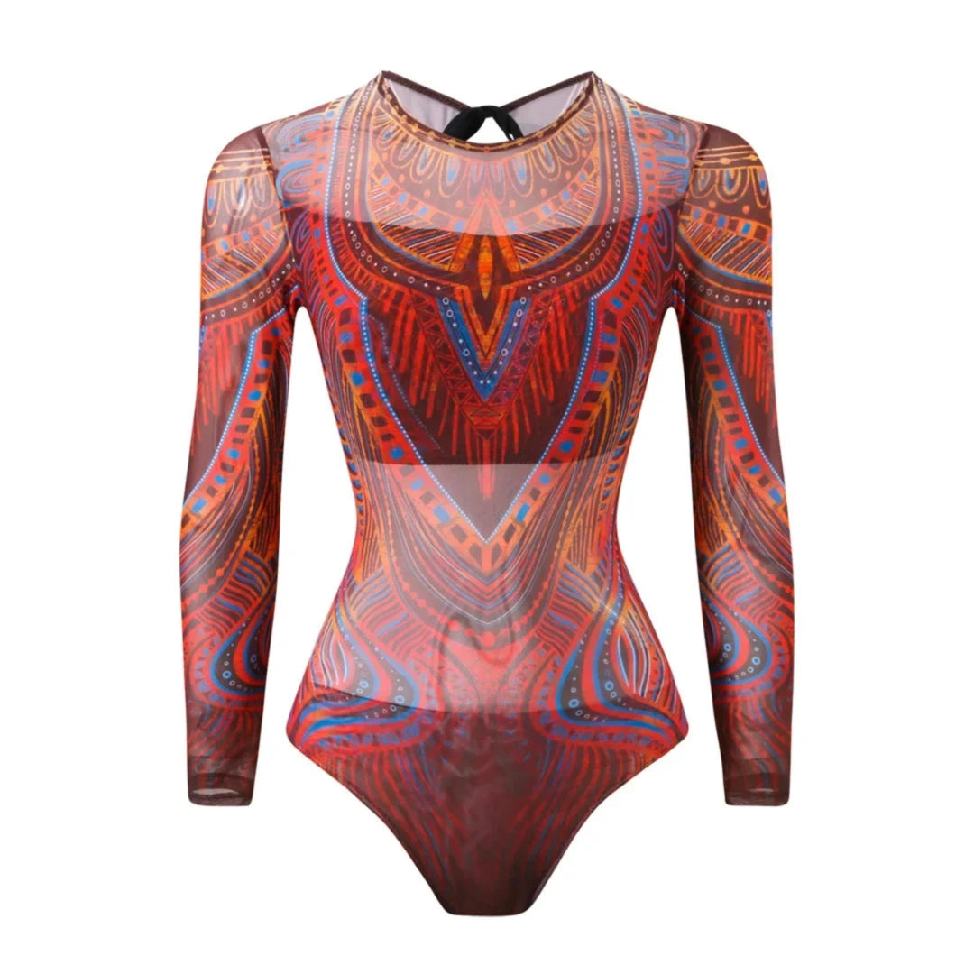 Maillot une pièce manches longues marron et rouge à motifs ethniques vu de face sans paréo, posé à plat sur fond blanc