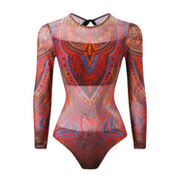 Maillot une pièce manches longues marron et rouge à motifs ethniques vu de face sans paréo, posé à plat sur fond blanc