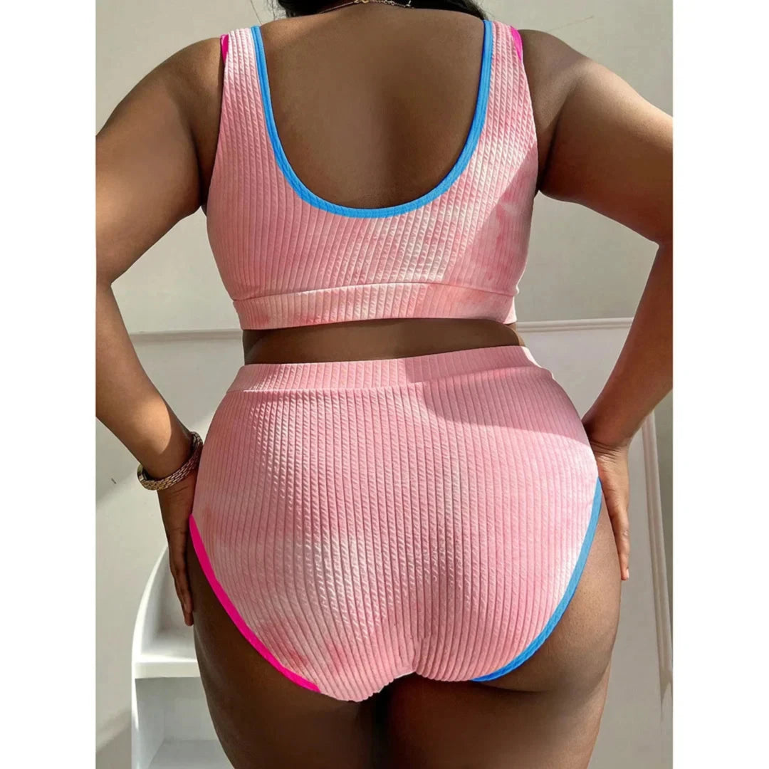 Bikini grande taille tie-dye taille haute rose vu de dos, mains sur les hanches, bordures bleues et roses