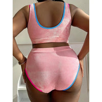 Bikini grande taille tie-dye taille haute rose vu de dos, mains sur les hanches, bordures bleues et roses