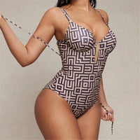 Maillot une pièce échancré imprimé marron à motifs géométriques porté de face en pied, cordon noué sur le côté