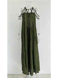 Longue robe vert kaki à fines cordes sur les épaules, ample et plissée, vue de face sur mannequin