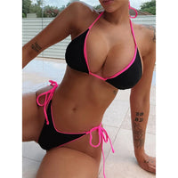 Bikini brésilien noué tour de cou noir à liserés rose fuchsia porté de face au bord d'une piscine