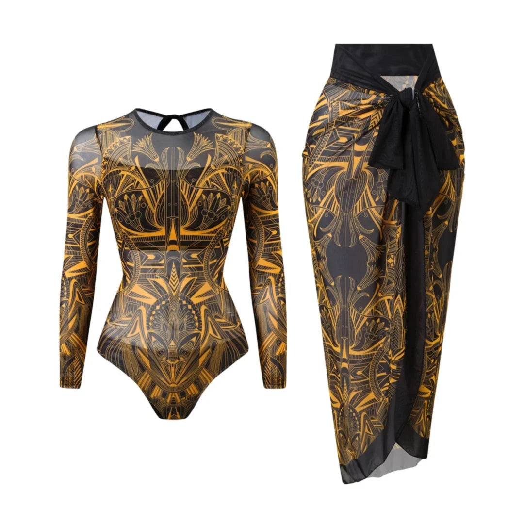 Maillot une pièce manches longues avec paréo jaune à motifs dorés sur fond noir, posé à plat sur fond blanc