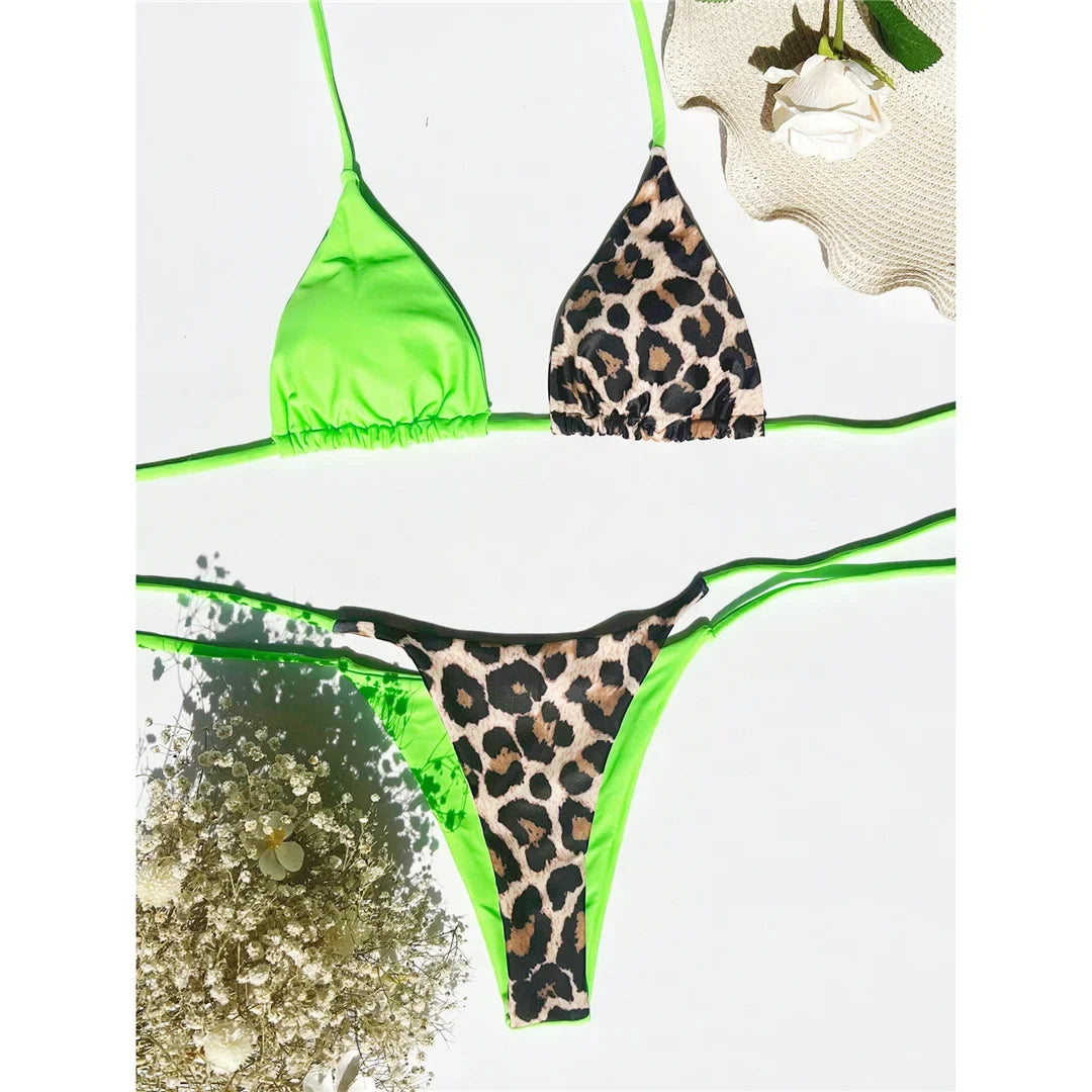 Bikini tour de cou léopard vert fluo posé à plat sur fond blanc, triangle vert fluo uni et bas imprimé léopard bordé de vert