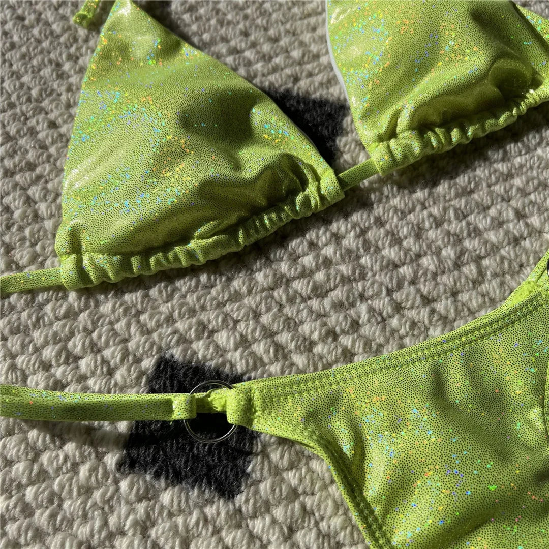 Gros plan sur le triangle pailleté vert fluo, liens froncés et anneau métallique sur le bas