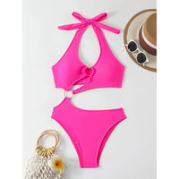 Monokini une pièce asymétrique tour de cou rose fuchsia posé à plat, anneau doré et découpe sur le côté