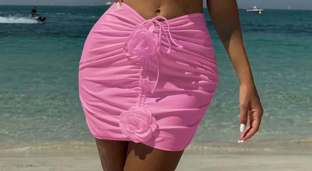 Gros plan sur le bas du trikini avec jupe froncée et fleurs en relief rose bonbon