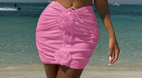 Gros plan sur le bas du trikini avec jupe froncée et fleurs en relief rose bonbon