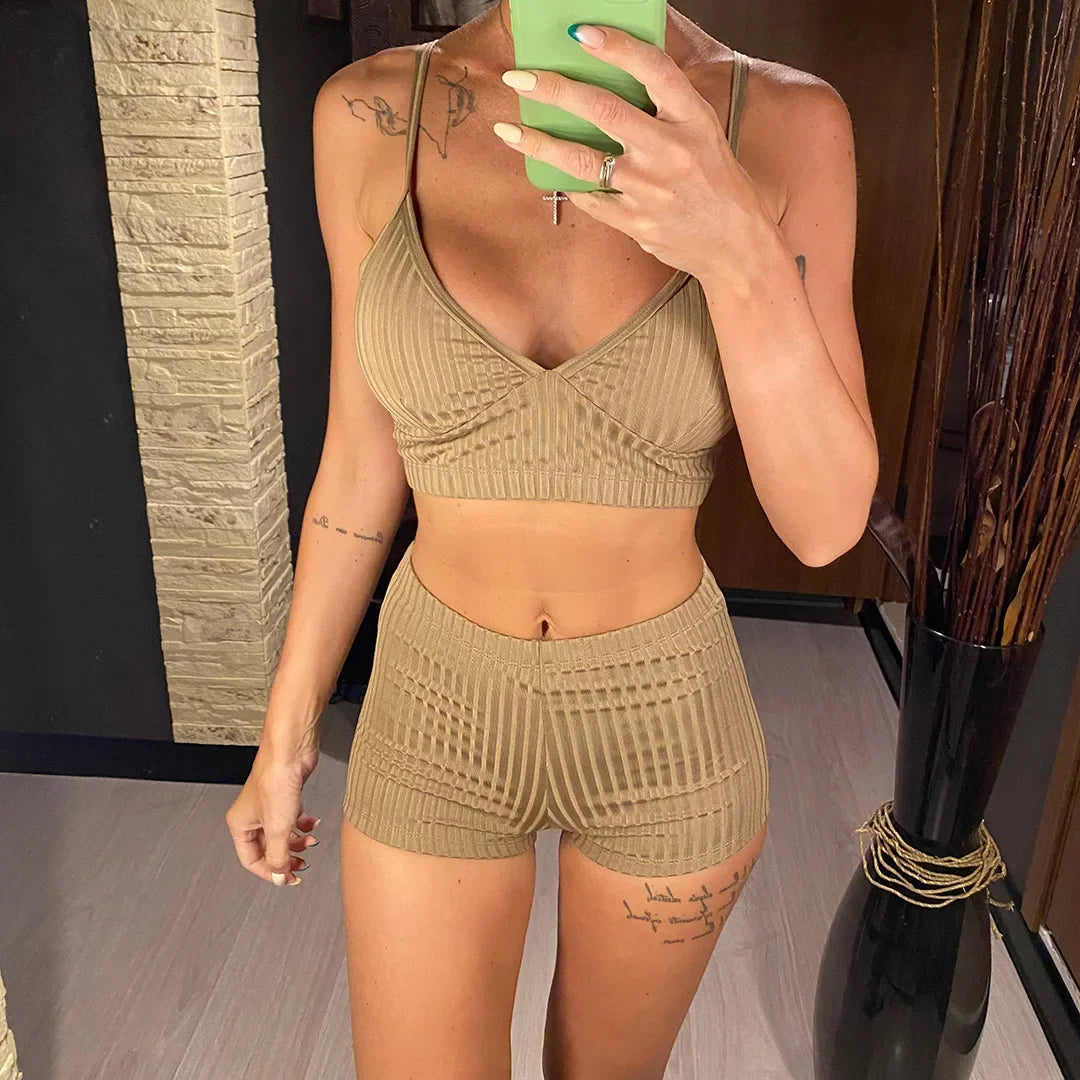 Bikini côtelé taille haute avec bas short marron café porté de face, téléphone vert levé et motif côtelé sur le short