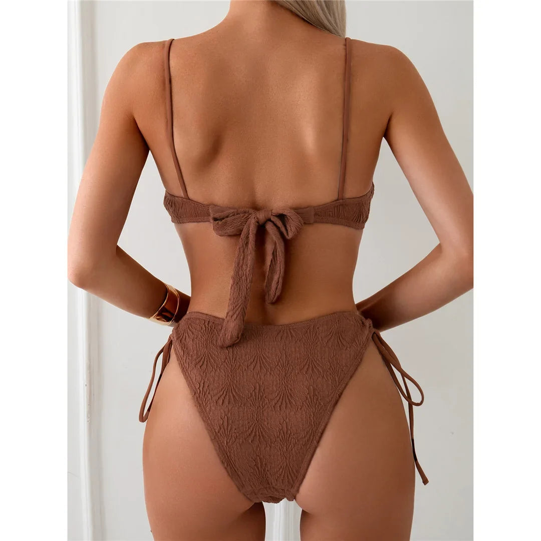 Bikini à armatures marron café effet froissé vu de dos, bretelles fines, bas noué sur les côtés et échancré