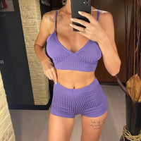 Bikini côtelé taille haute avec bas short violet porté de face, main sur le short, bretelles fines et ventre découvert