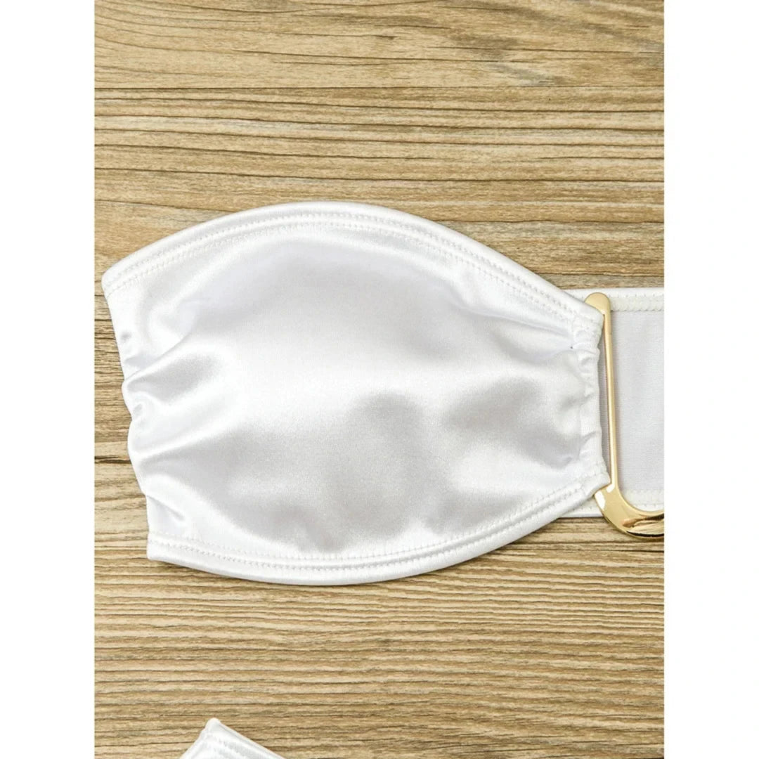 Gros plan sur le haut blanc du bikini bandeau sans armatures, anneau métallique au centre du bandeau