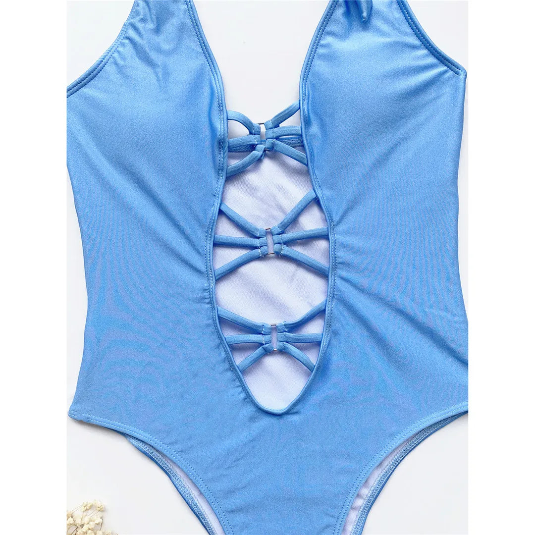 Gros plan sur les lacets croisés en V et les découpes du monokini bleu ciel uni, en plan rapproché