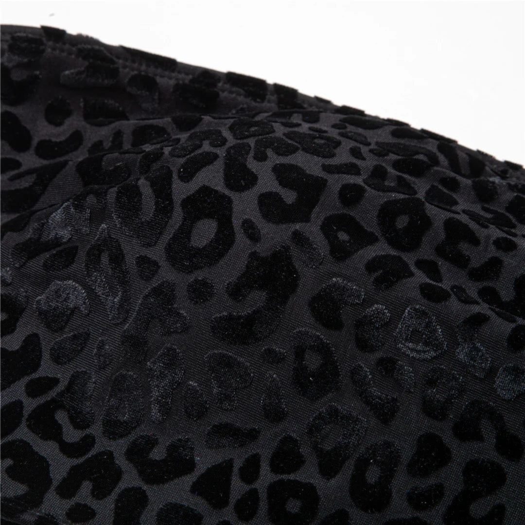 Gros plan sur le motif léopard noir en relief du bikini grande taille, tissu fin à l'effet velouté