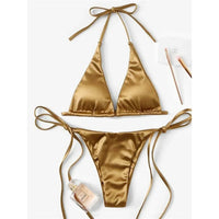 Bikini brésilien satiné kaki posé à plat sur fond blanc, haut triangle à bretelles de cou et bas à lacets latéraux