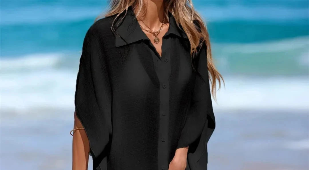 Gros plan sur le haut du chemise de plage cache-maillot à manches courtes noire