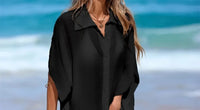Gros plan sur le haut du chemise de plage cache-maillot à manches courtes noire