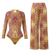Ensemble maillot une pièce jaune et violet à manches longues avec pantalon large assorti, posé à plat sur fond blanc
