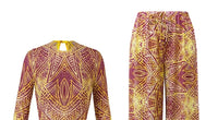 Gros plan sur le haut du maillot une pièce manches longues avec pantalon bordeaux et doré