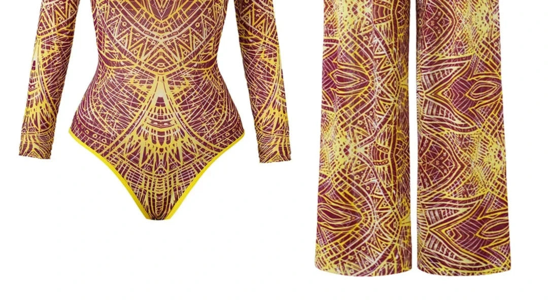 Gros plan sur le bas du maillot une pièce manches longues avec pantalon bordeaux et doré