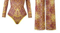 Gros plan sur le bas du maillot une pièce manches longues avec pantalon bordeaux et doré