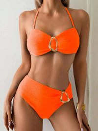 Bikini taille haute tour de cou à anneau métallique orange porté de face par une femme sur fond clair, anneau doré au buste