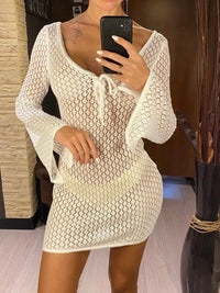 Tunique de plage crochet ajourée blanc portée de trois-quarts par une femme, lien noué au col en V et maille aérée