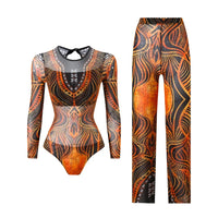 Maillot de bain une pièce manches longues et pantalon orange à motifs noirs posé à plat sur fond blanc, ensemble complet