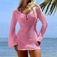 Tunique de plage crochet col V manches longues rose portée de face debout devant la mer, main le long du corps