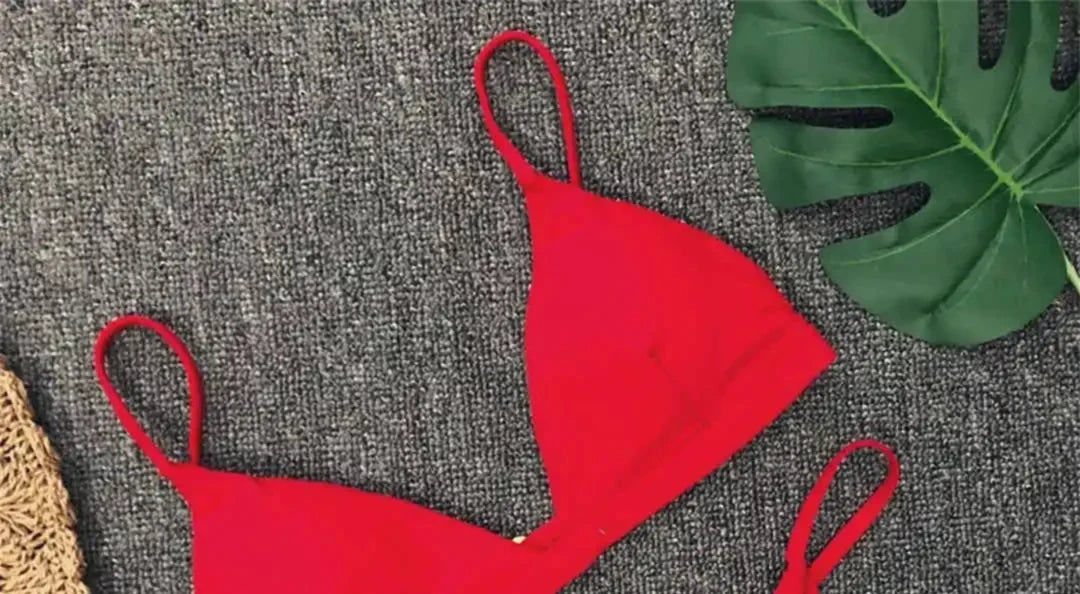 Gros plan sur le haut du bikini sans armatures triangle rembourré rouge