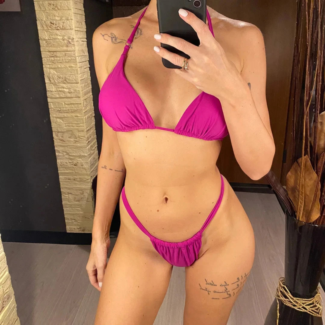 Bikini triangle fuchsia froncé à bretelles fines et string taille basse, porté en selfie devant un miroir
