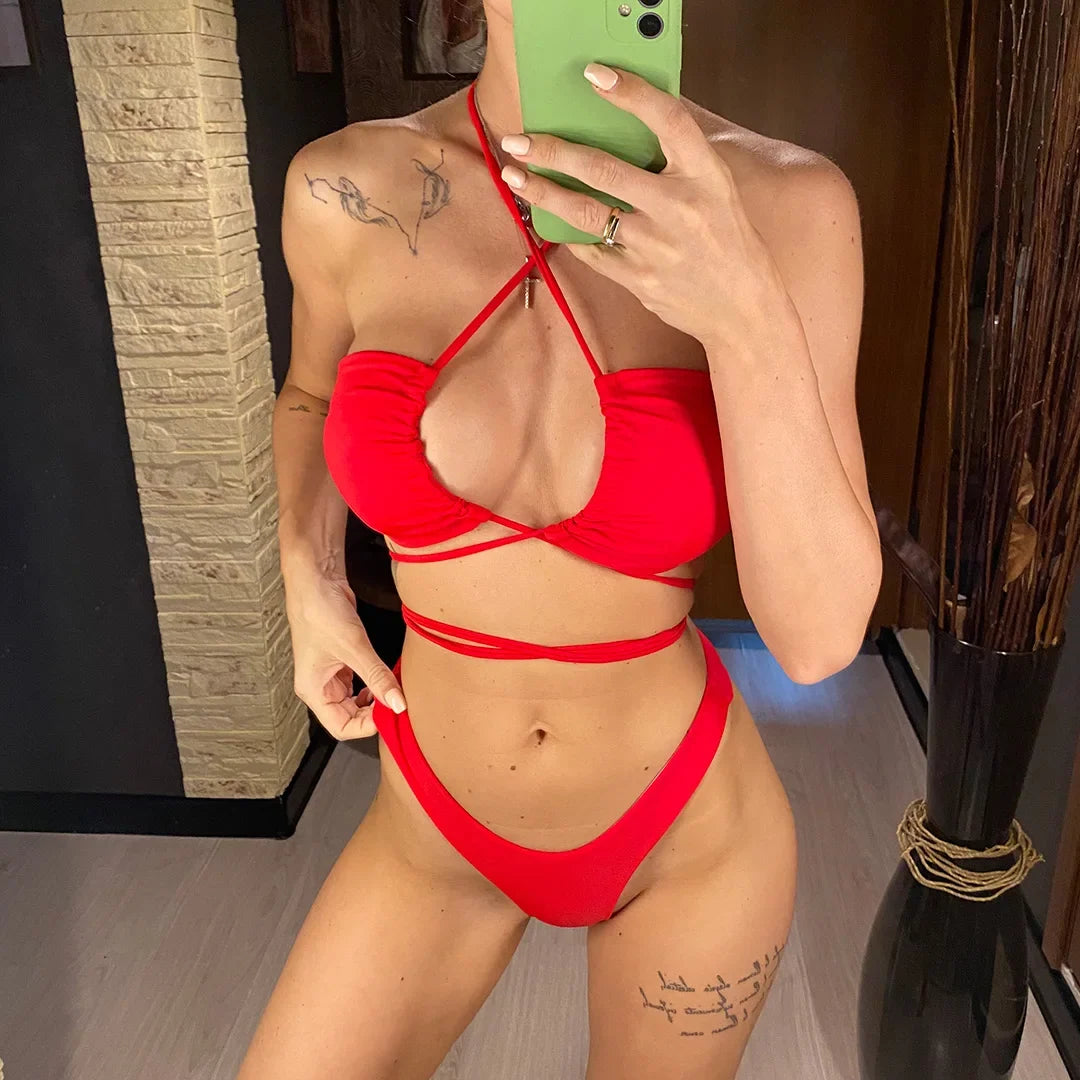 Bikini tour de cou à lacets croisés sans armatures rouge porté de face en selfie, bonnets froncés et lacets sur le ventre