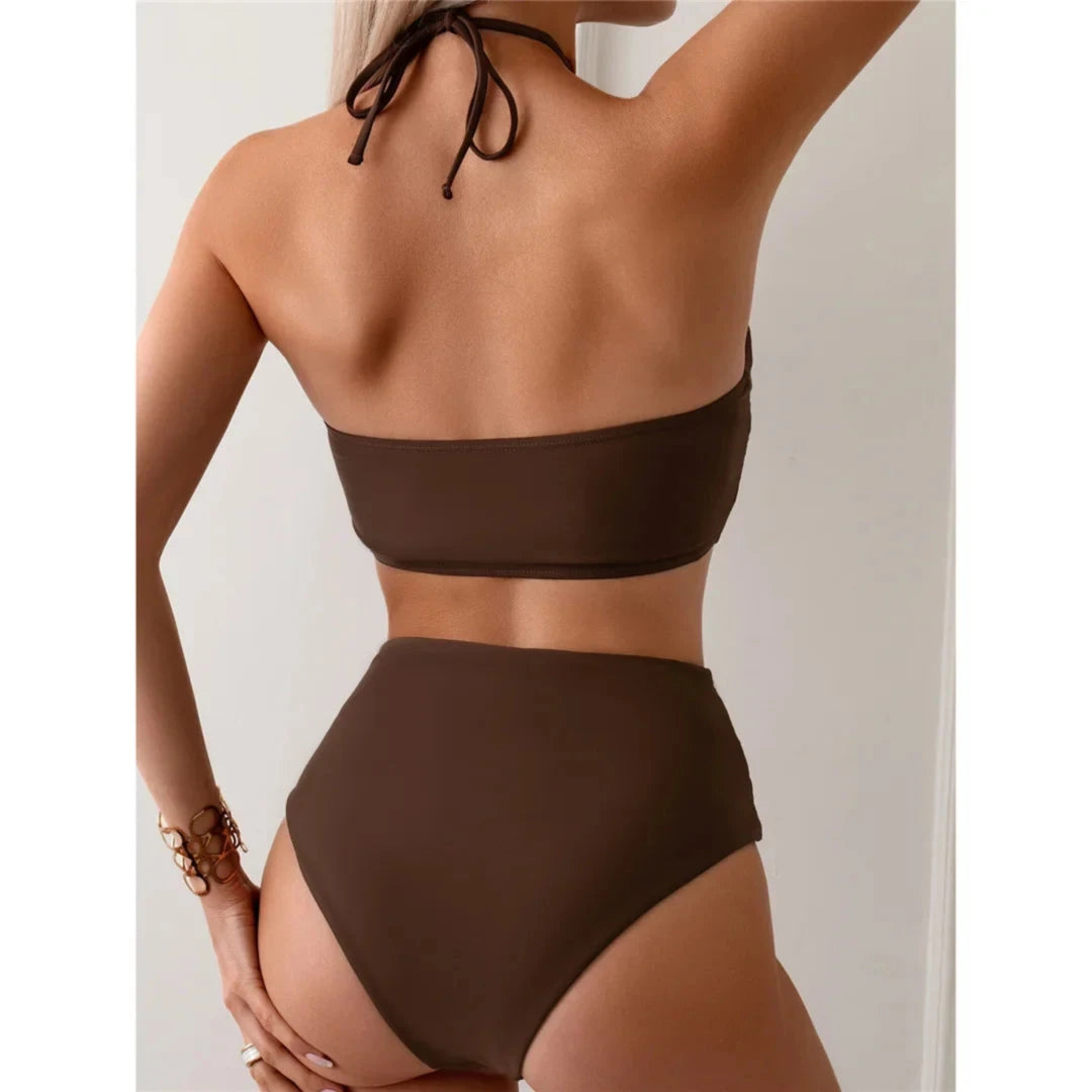 Bikini taille haute tour de cou texturé marron café vu de dos, lien du col noué derrière la nuque et slip remonté