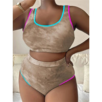 Bikini grande taille tie-dye taille haute vert kaki de face sur un canapé, bordures bleues et roses