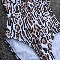 Gros plan sur le tissu imprimé léopard marron et blanc d'un maillot une pièce, entrejambe échancré