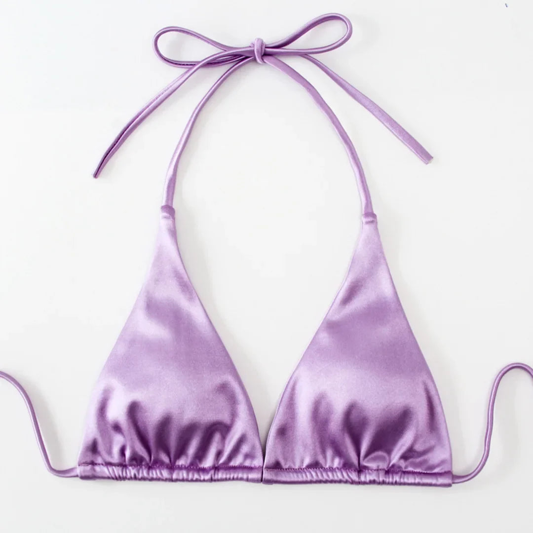 Gros plan sur le haut triangle en satin violet clair, bonnets lisses et bretelles fines qui se nouent au cou